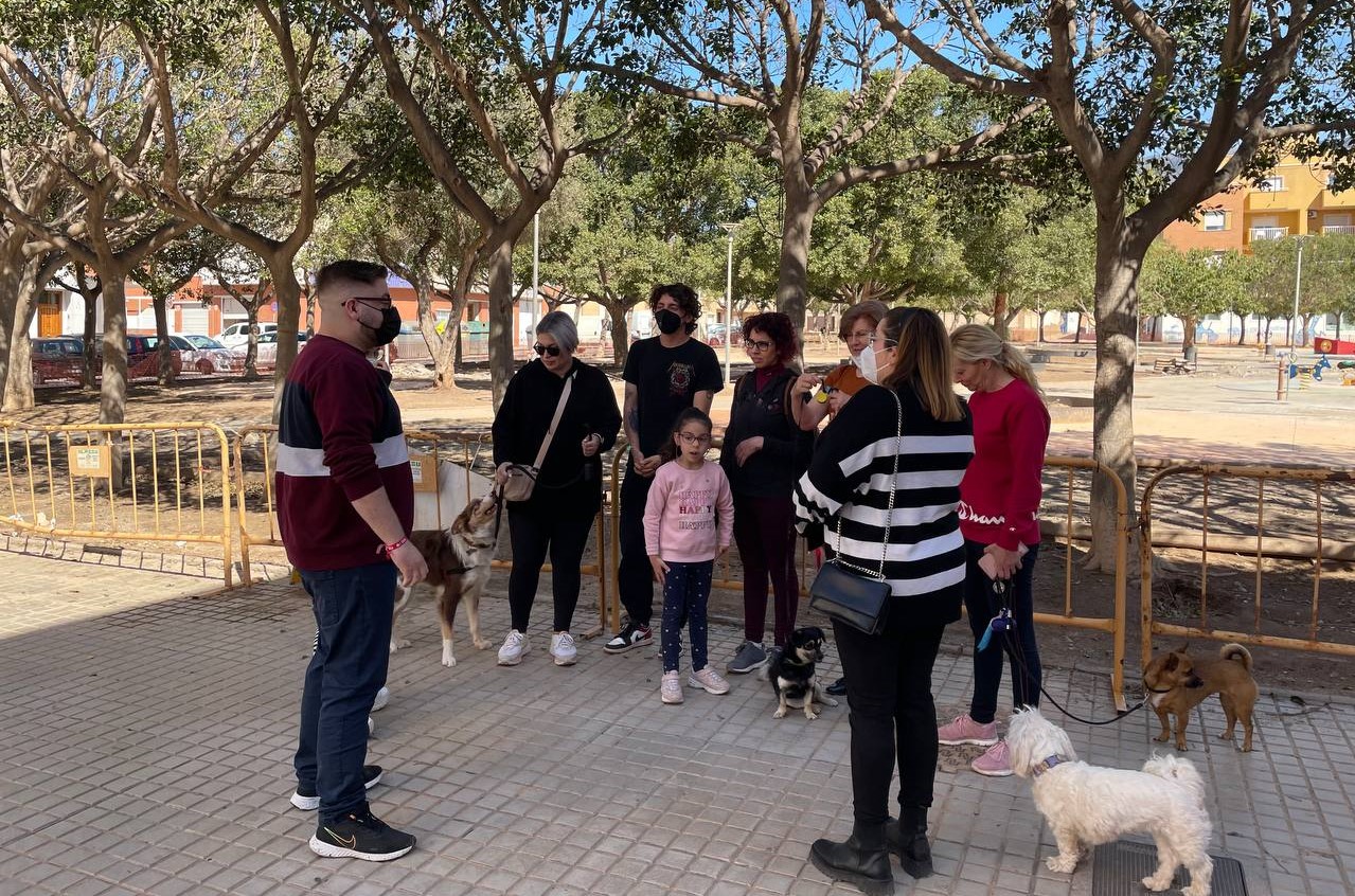 JSA.  Las Juventudes Socialistas de El Ejido denuncian junto a los vecinos de Ejido Norte la falta de zonas de esparcimiento canino en este barrio