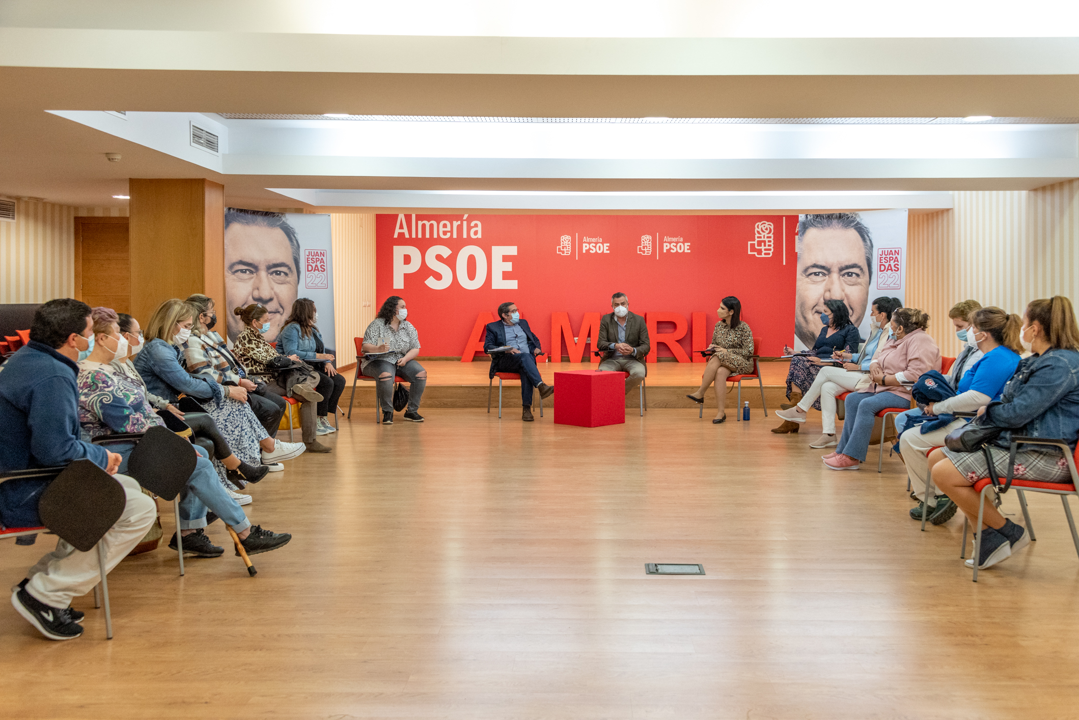 El PSOE reclama mejores salarios para las trabajadoras de ayuda a domicilio y el fin de las listas de espera