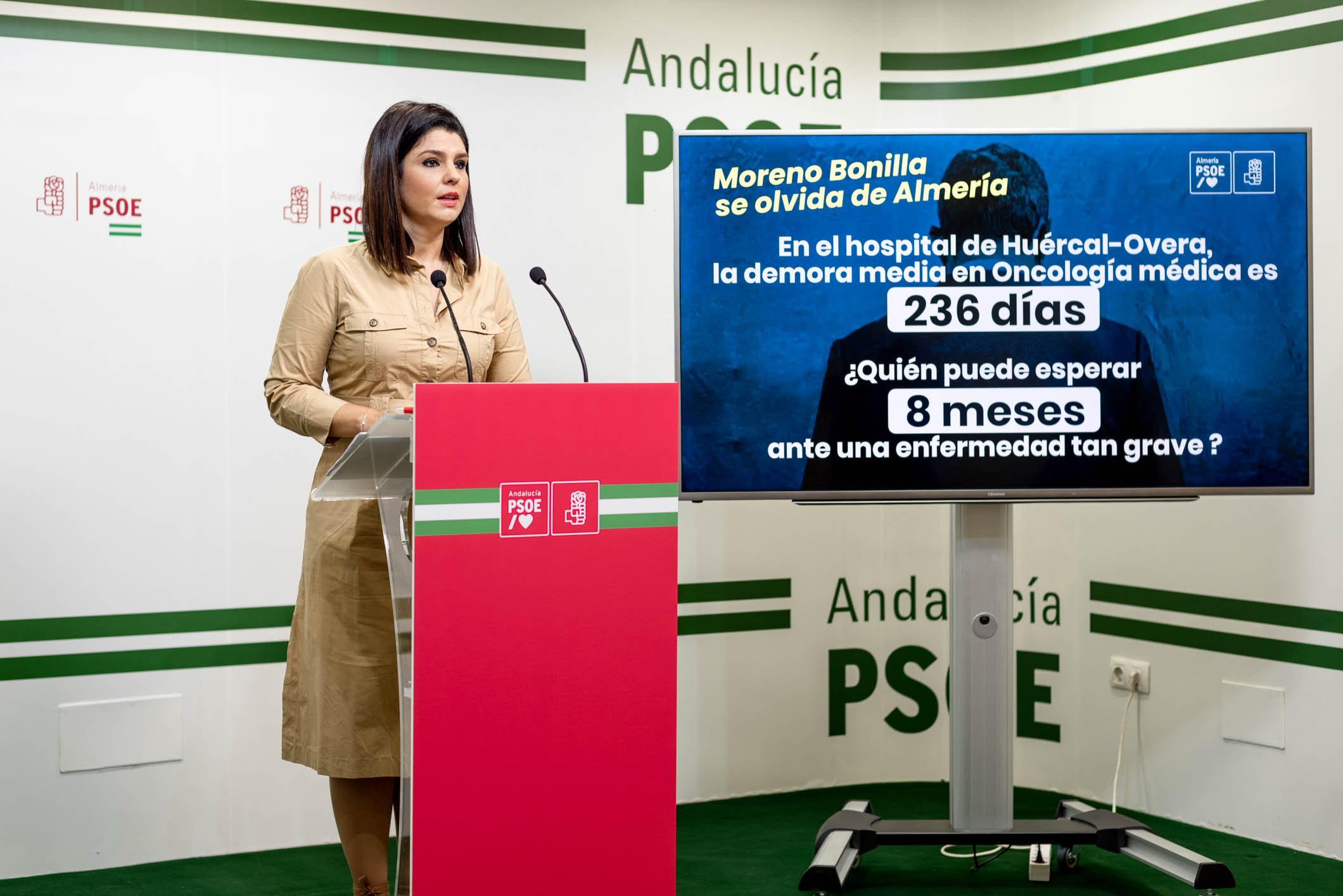 El PSOE denuncia que la espera para ver a un médico especialista en Almería se ha disparado por la “indecente” gestión sanitaria de Moreno Bonilla