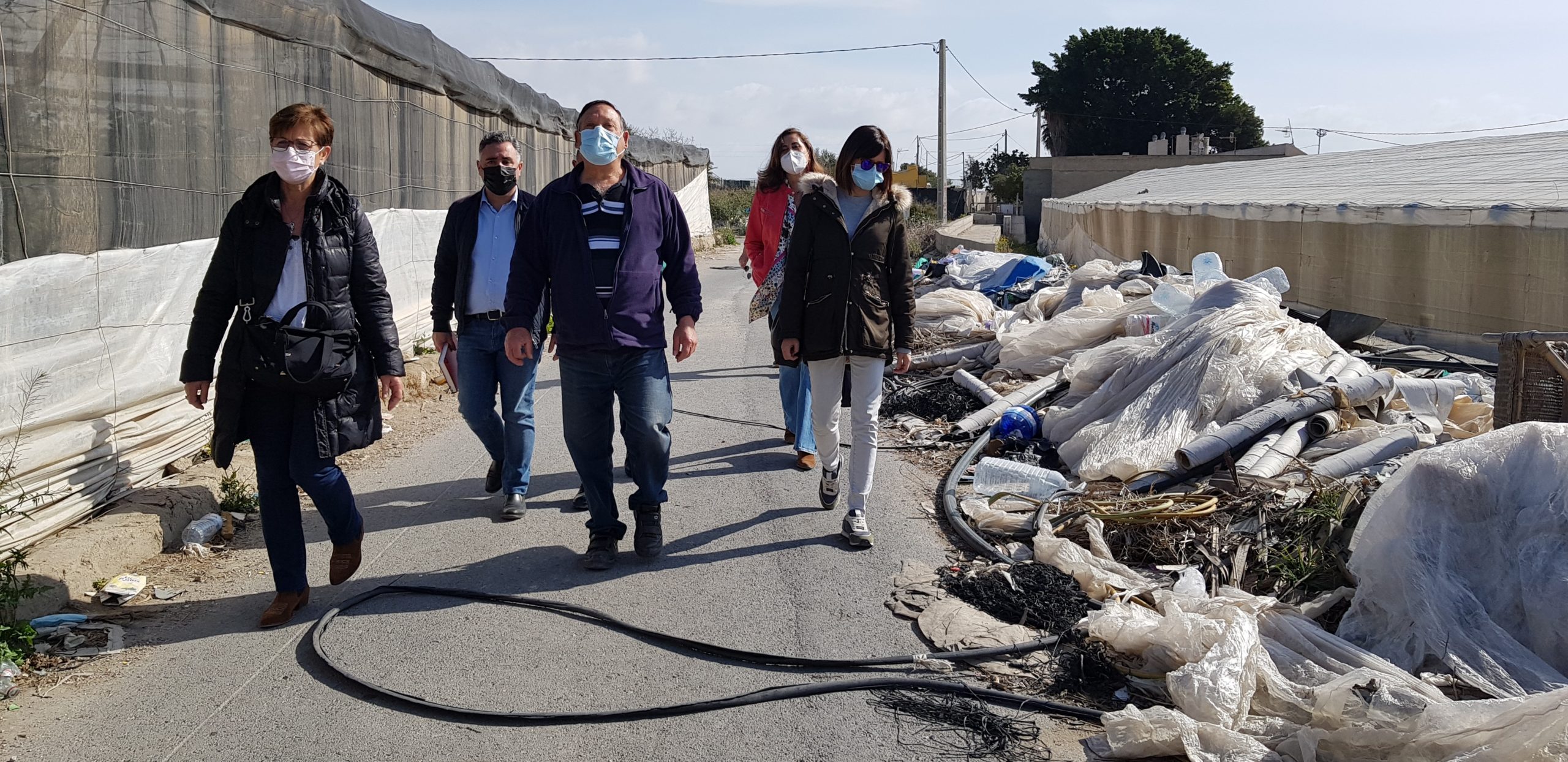 ALMERÍA.  Valverde: «Es intolerable que los vecinos tengan que pagar de su bolsillo la limpieza de plásticos de sus caminos ante la inacción del Ayuntamiento»