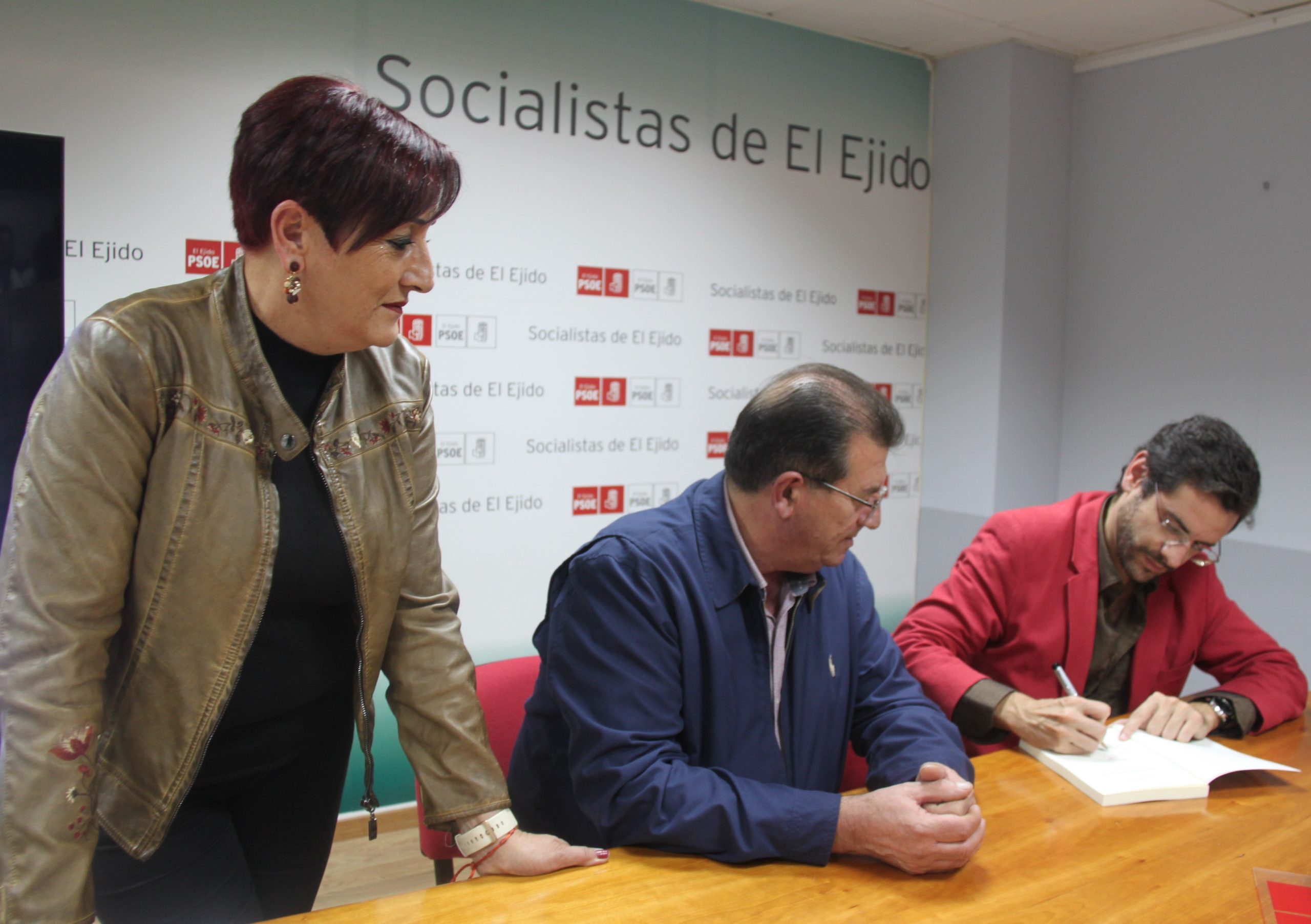 EL EJIDO. Eduardo Ranz congrega a más de medio centenar de personas en su conferencia sobre ‘Memoria Democrática’ y la presentación de su libro, ‘No Matarás, Memoria Civil ‘