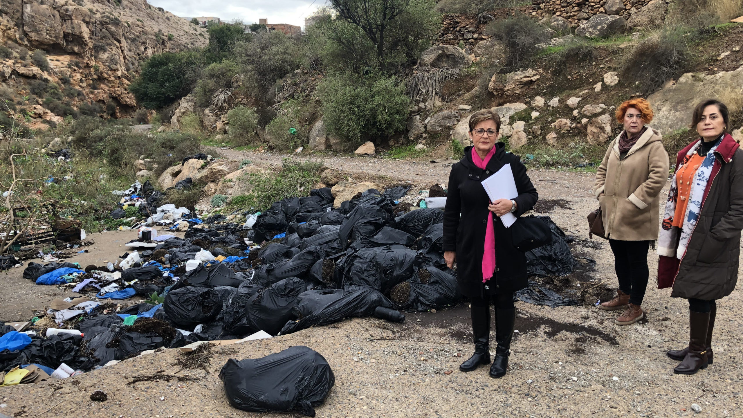 ALMERÍA. El PSOE denuncia la suciedad insoportable del Barranco Caballar a pesar de pagar 1,6 millones más para limpieza