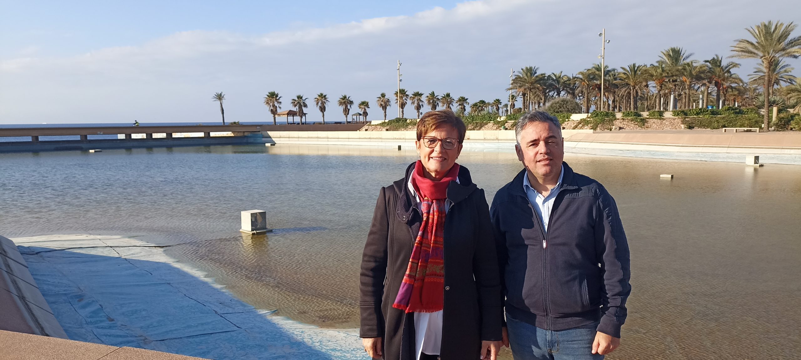 ALMERÍA. El PSOE denuncia el abandono y la imagen deplorable del lago de la Plaza del Mar de El Toyo