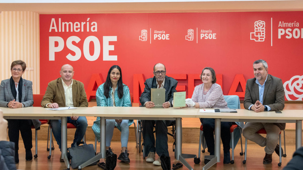 Germán Pérez Benítez dona dos libros de Gil Albert y de Rafael Alberti a la Biblioteca de la Fundación Pablo Iglesias