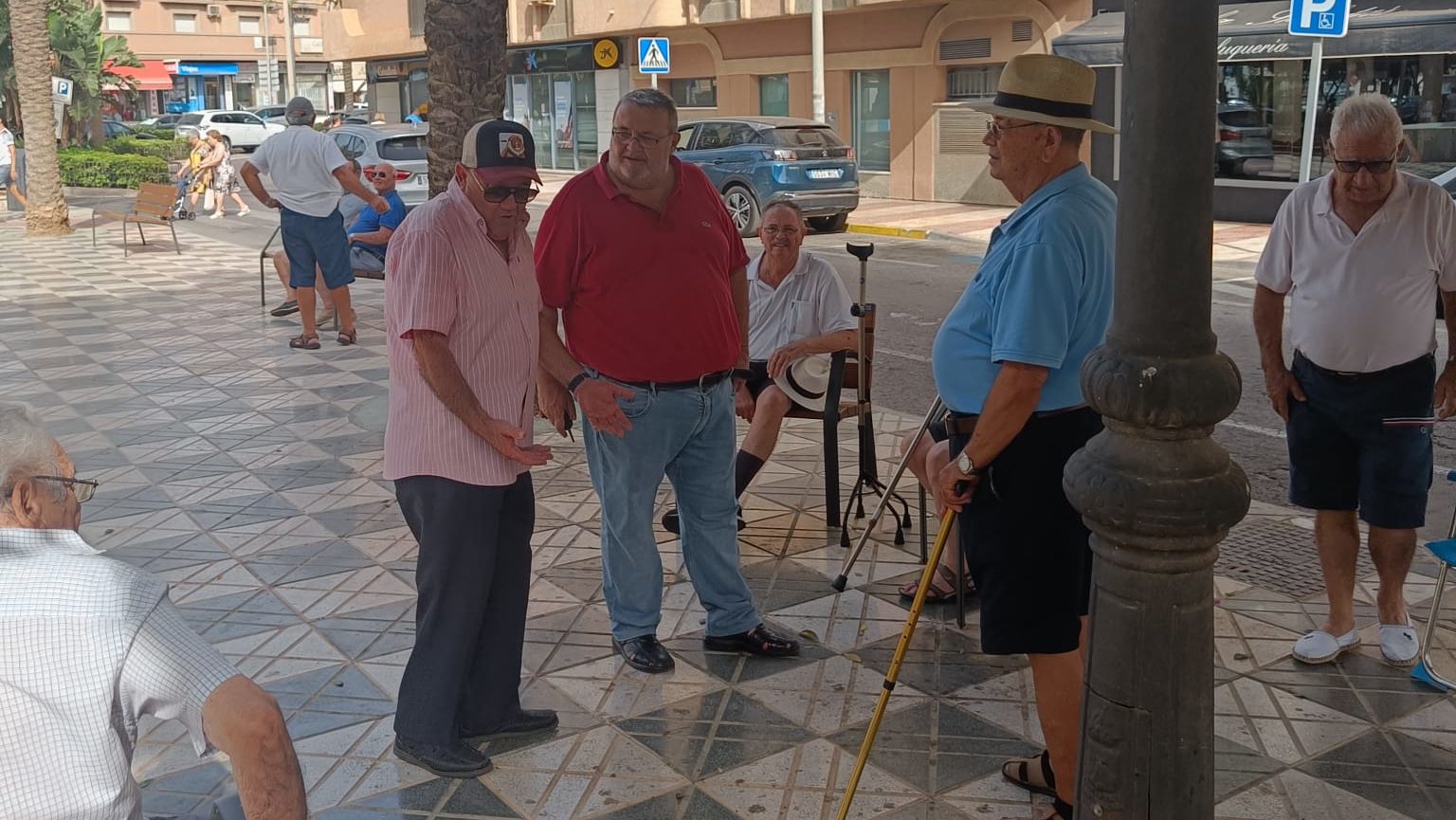 ROQUETAS. Manolo García urge a concluir la reforma del Paseo de los Baños y reclama mejoras en la Plaza de Motrico