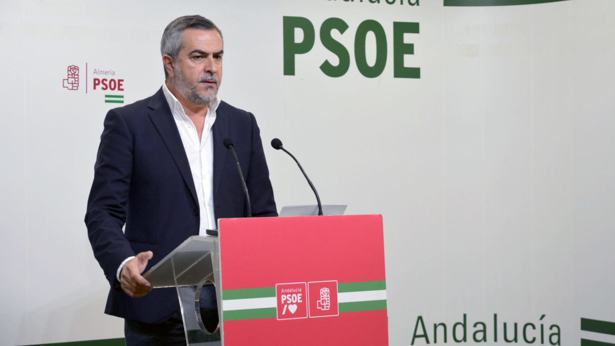 El PSOE reclama a Juanma Moreno 60 facultativos más para el distrito norte donde la falta de profesionales “ha tocado fondo”