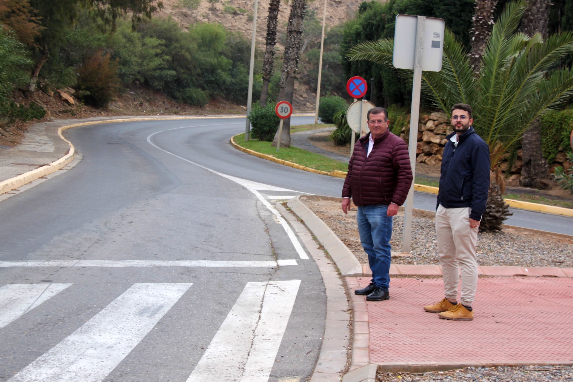 EL EJIDO. La primera rotonda de la avenida Almerimar necesita medidas de seguridad adicionales