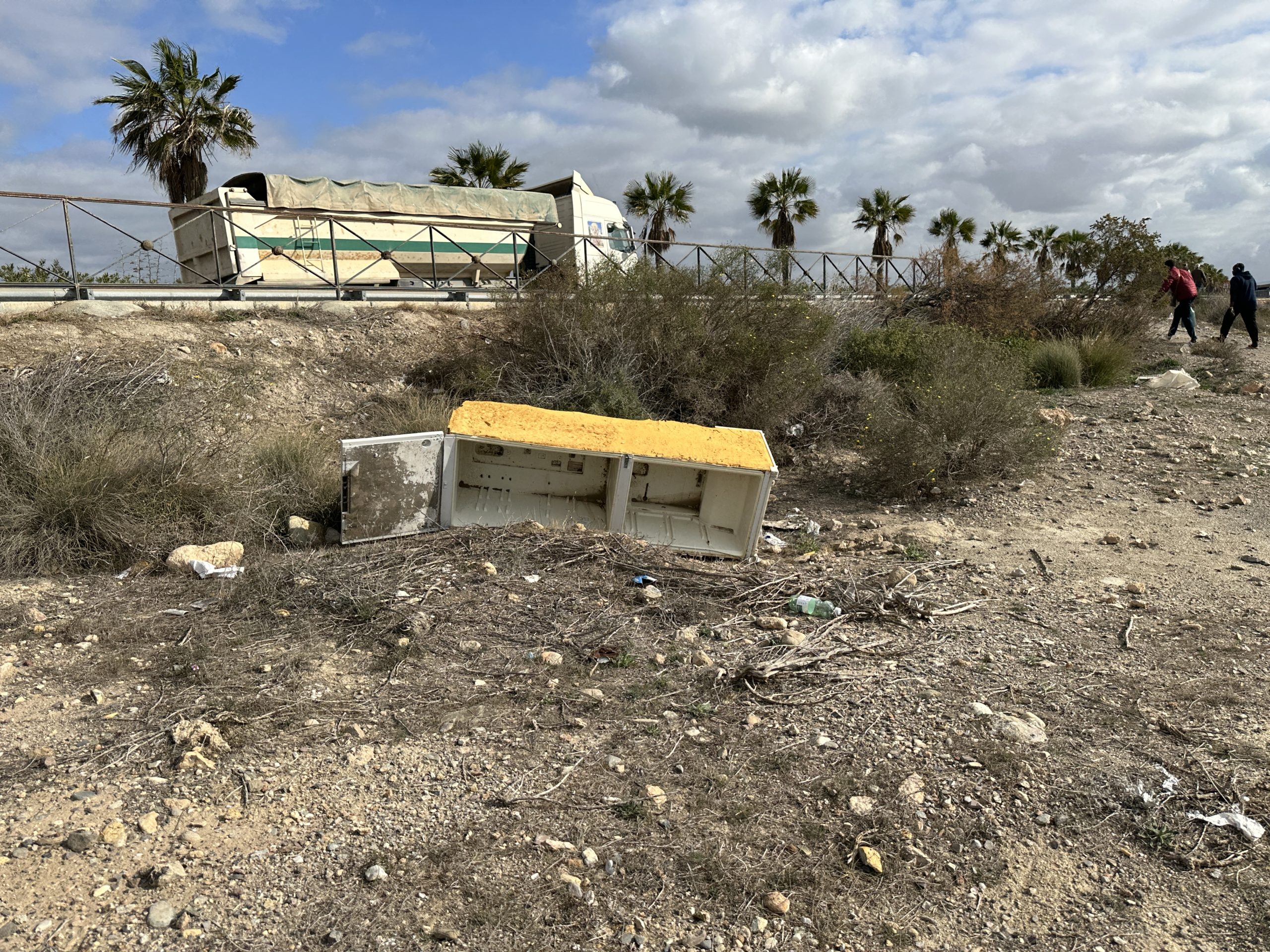 ALMERÍA. El estado deplorable de suciedad del entorno natural junto al mercado de El Alquián llega hasta el Seprona