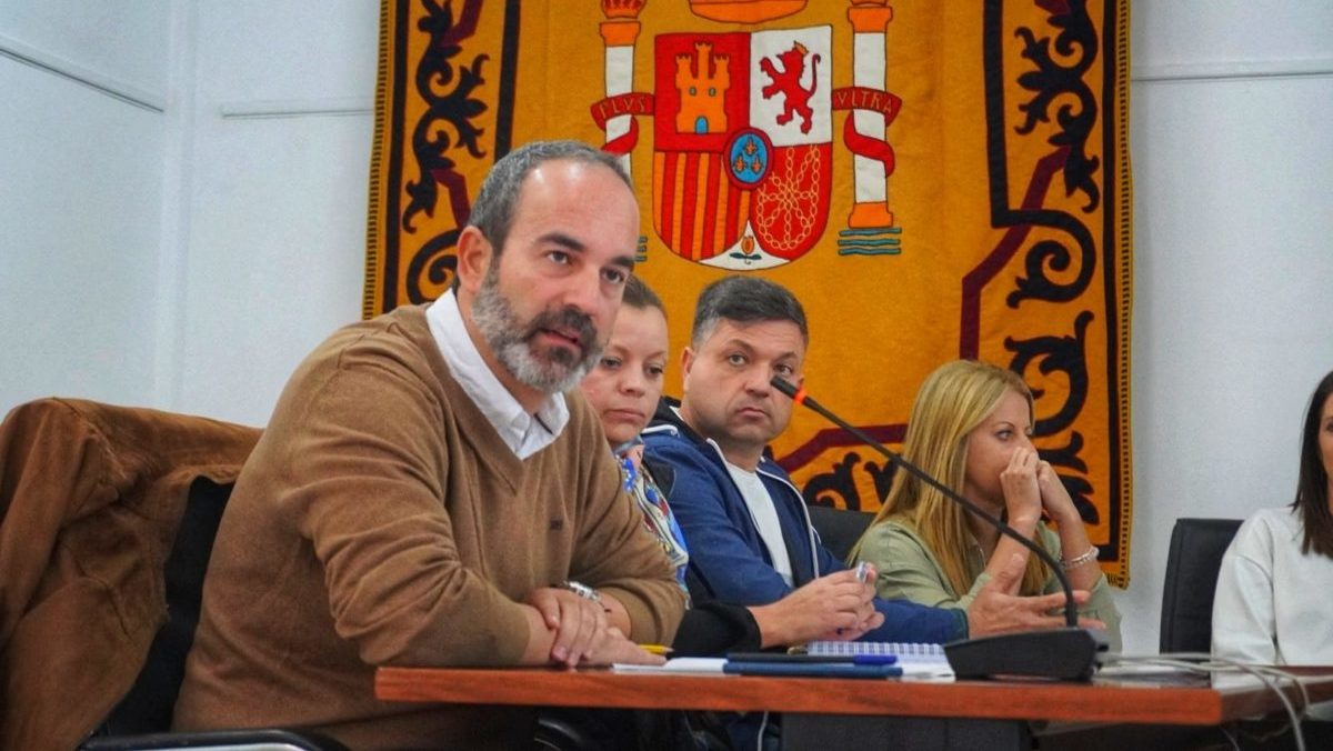 CARBONERAS. Amérigo (PSOE): “Peor no se puede hacer. El PP nos quita el agua desalada, nos la da potabilizada y la sube 80 euros”