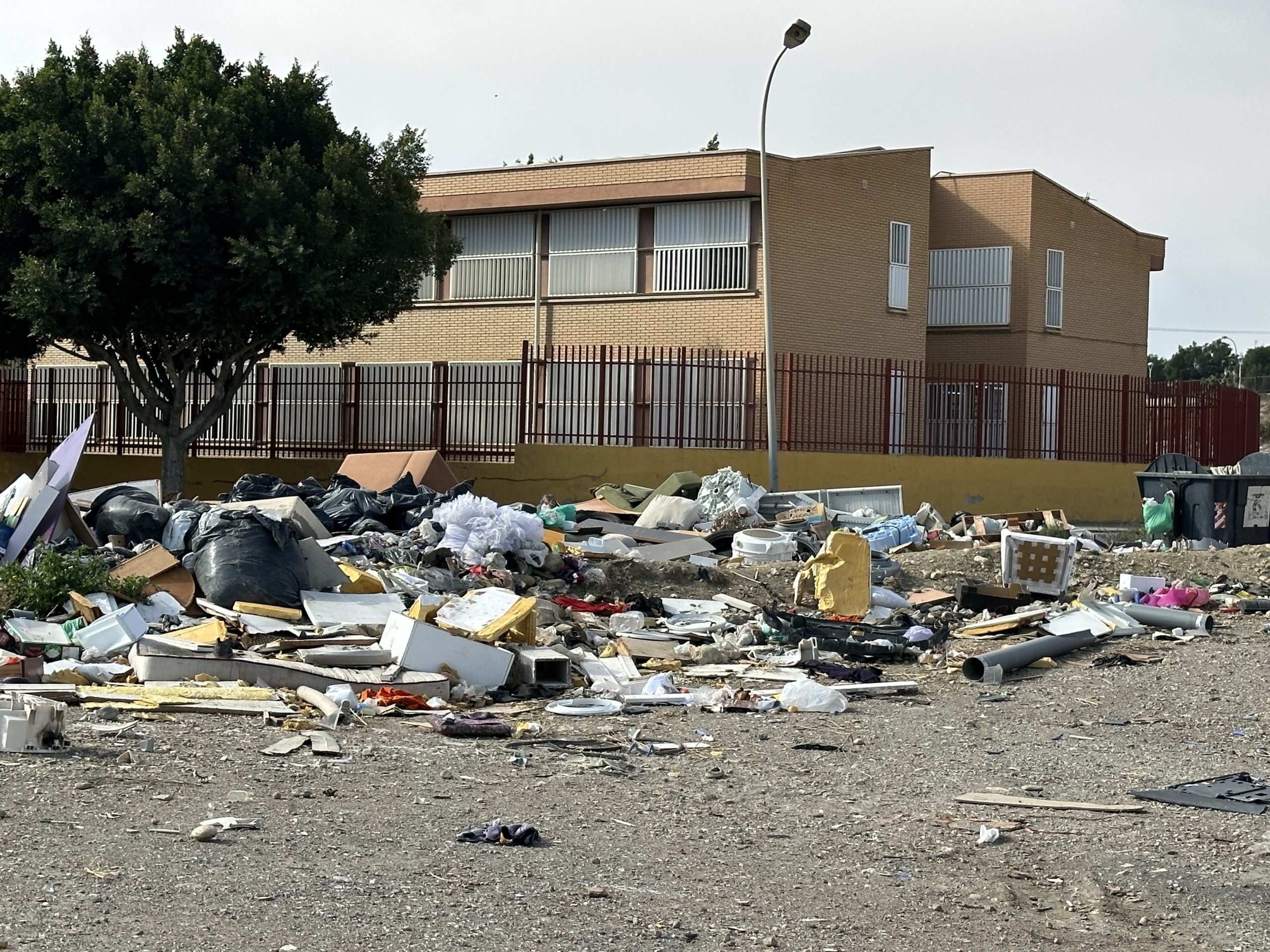 ALMERÍA. Más de un año después sigue sin vallarse el problemático solar municipal de El Puche