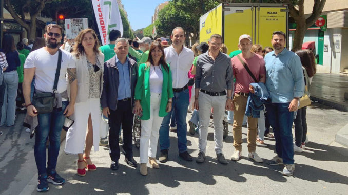 La diputada nacional del PSOE de Almería, Inés Plaza (centro), junto representantes del PSOE en la manifestación por la educación