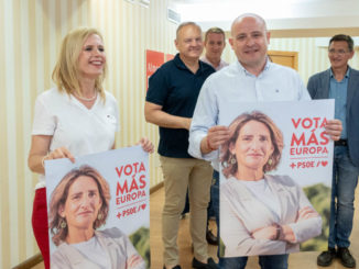 María Ángeles Sánchez Zapata, candidata socialista a la Eurocámara, y Antonio Martínez