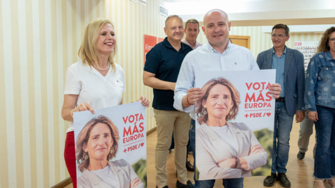 María Ángeles Sánchez Zapata, candidata socialista a la Eurocámara, y Antonio Martínez