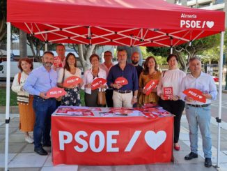 El secretario general del PSOE de Almería, Juan Antonio Lorenzo, acompañado por otros representantes del PSOE en el expositor informativo de la campaña EU2024