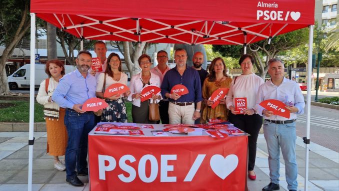 El secretario general del PSOE de Almería, Juan Antonio Lorenzo, acompañado por otros representantes del PSOE en el expositor informativo de la campaña EU2024