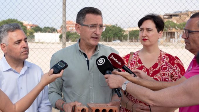 Antonio Ruano, José Luis Sánchez Teruel y Lidia Compadre, junto a un solar para colegios, en la Vega de Acá