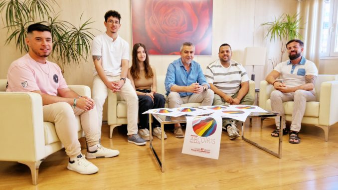 El secretario general del PSOE de Almería, Juan Antonio Lorenzo (centro), junto a José Miguel Sánchez Muriana, secretario de LGTBI+ del PSOE de Almería, y otros miembros del PSOE