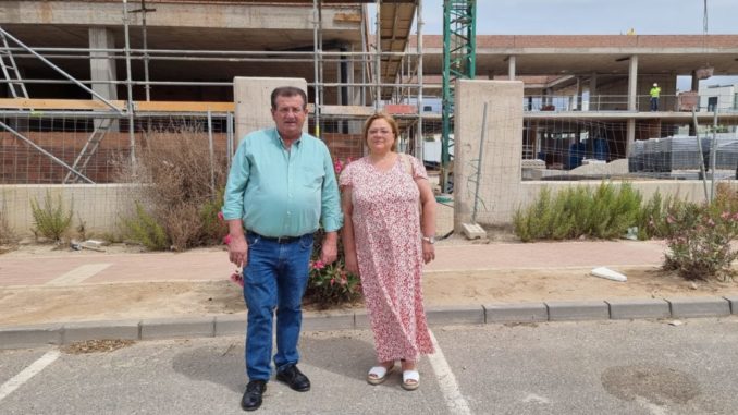 José Miguel Alarcón y Mari Carmen Álamo en el colegio de Almerimar