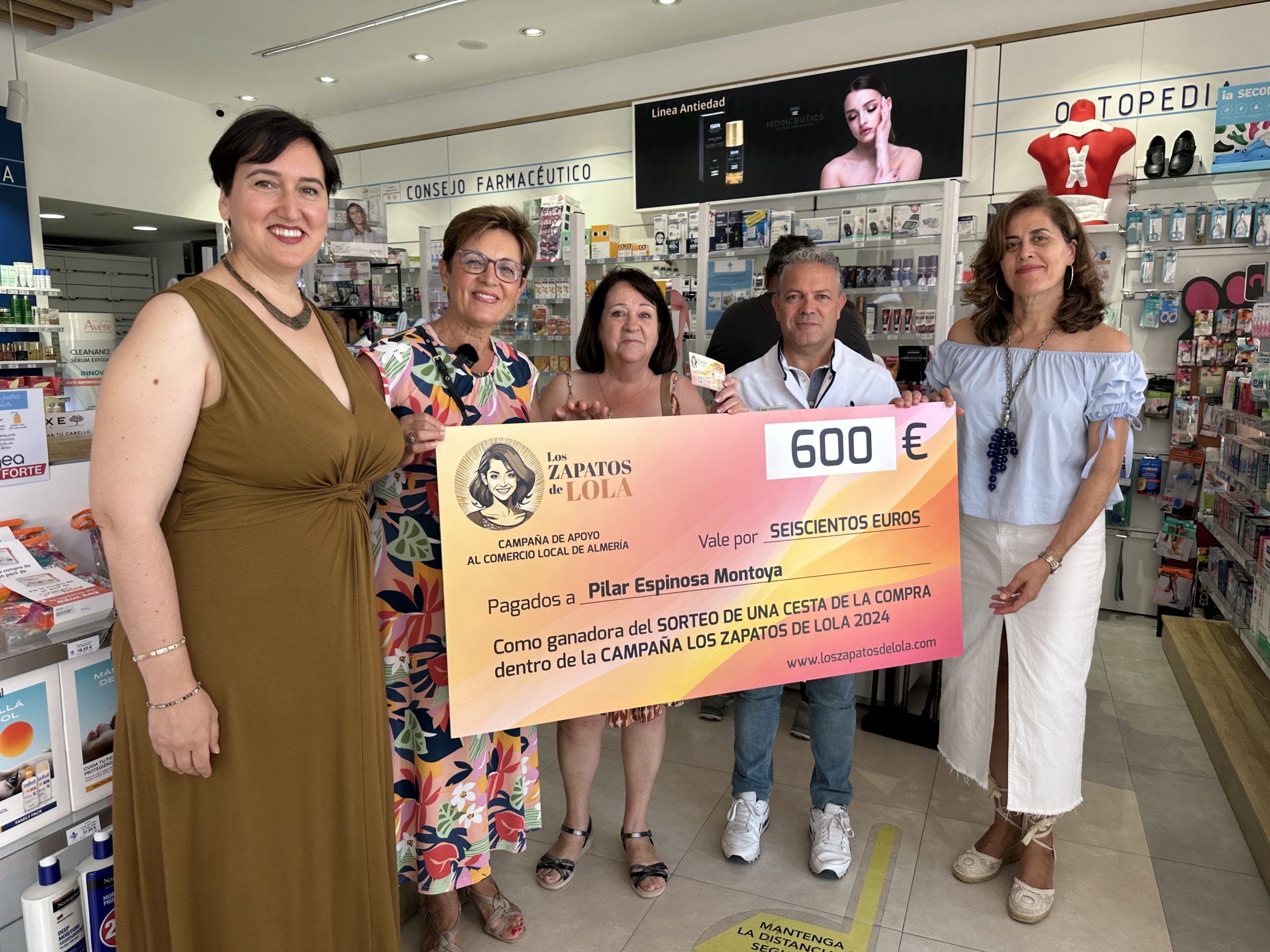 ALMERÍA. Una vecina de Loma Cabrera, ganadora de los 600 euros de la campaña del PSOE ‘Los Zapatos de Lola’ para fomentar el comercio local