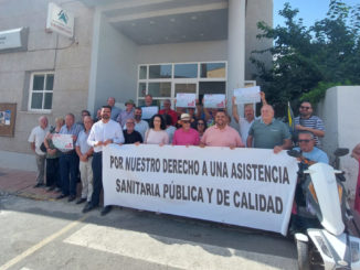 Socialistas en la puerta del centro de salud de Alhama de Almería