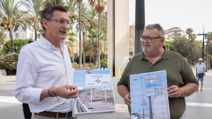 El parlamentario andaluz del PSOE de Almería, José Luis Sánchez Teruel, junto al portavoz del PSOE en el Ayuntamiento de Roquetas de Mar, Manolo García