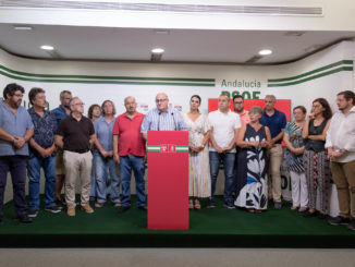 Rueda de prensa ofredica por Antonio Gutiérrez, acompañado por otros alcaldes y alcaldesas del PSOE