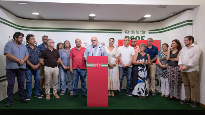 Rueda de prensa ofredica por Antonio Gutiérrez, acompañado por otros alcaldes y alcaldesas del PSOE