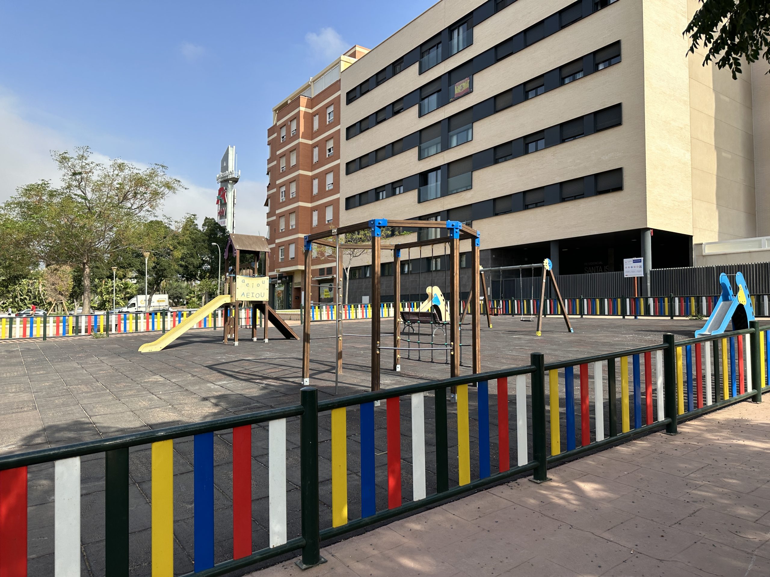 ALMERÍA. El PP ignora la seguridad de los niños al repetir contrato con la empresa que incumplió la normativa en los parques infantiles