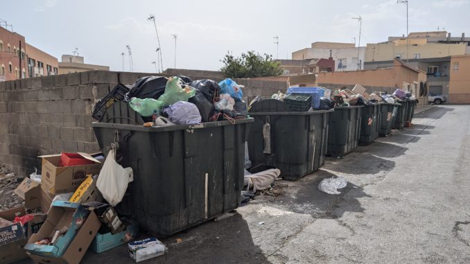 Contenedores de basura en las 200 Viviendas