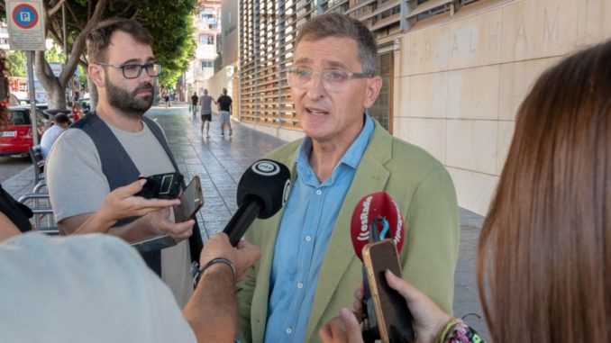 José Luis Sánchez Teruel junto al IES Alhamilla esta mañana