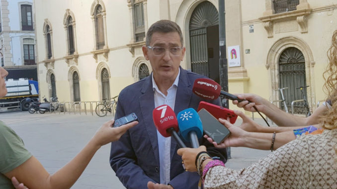 José Luis Sánchez Teruel, hoy, junto a la Escuela de Artes