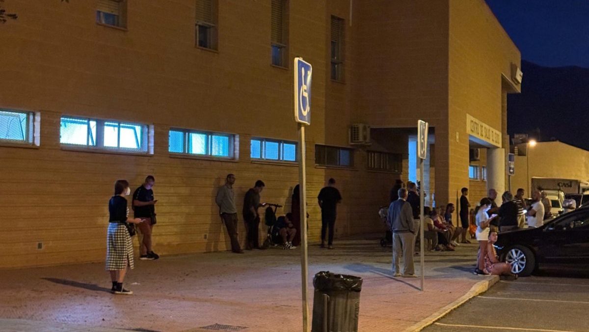 Decenas de personas guardan a diario cola de madrugada en el centro de salud Ejido Norte para intentar ver a su médico