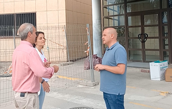 Martínez y Mary Trinidad junto al centro de salud de Albox