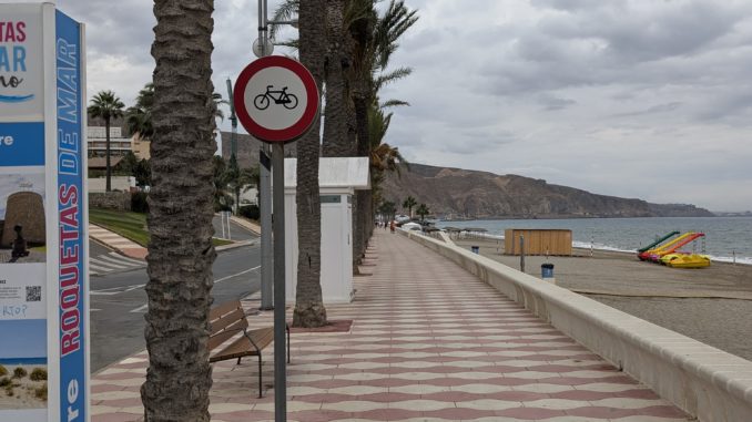 Paseo Marítimo Aguadulce Señal Prohibido Bicis