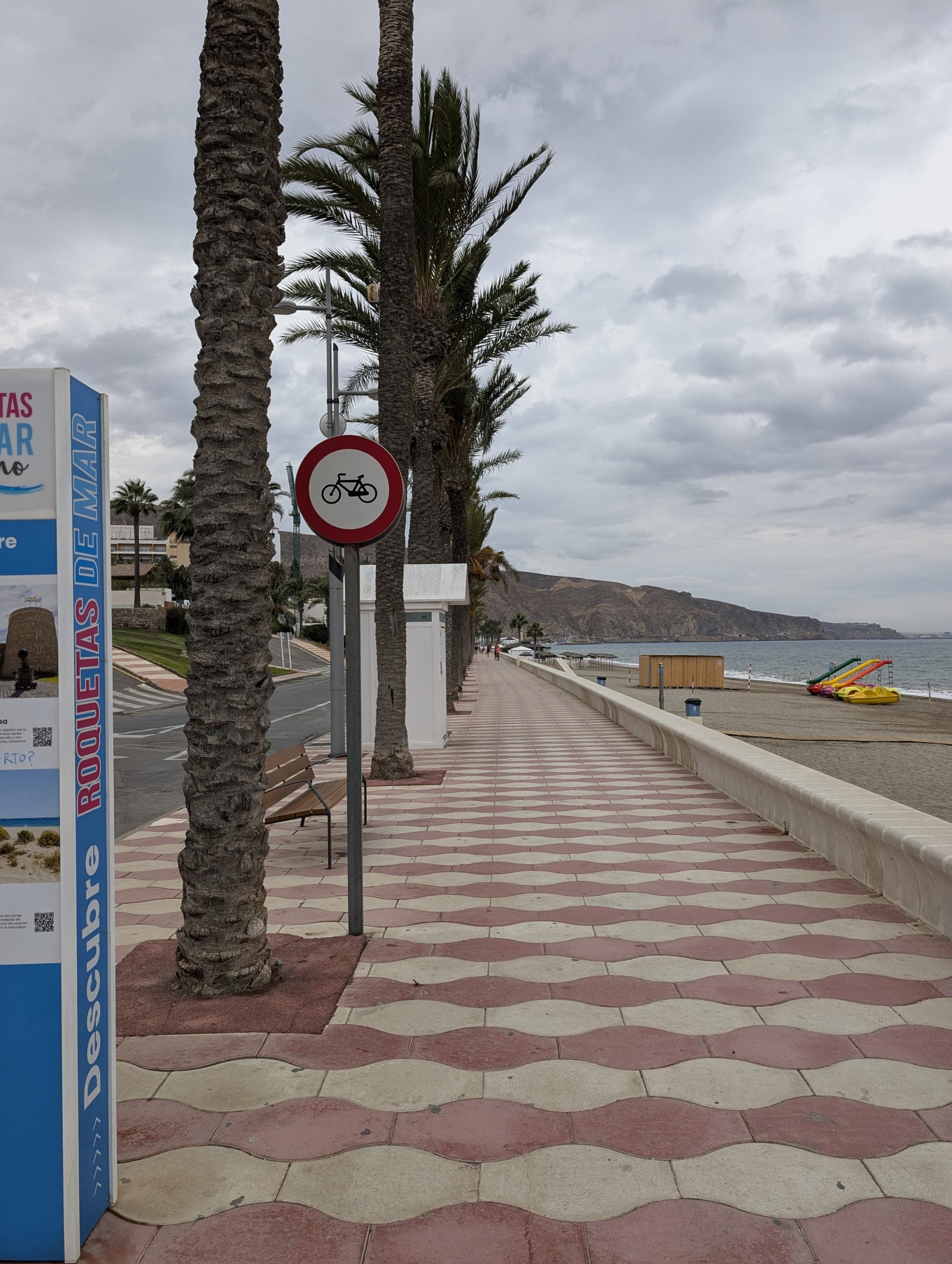 ROQUETAS. El PSOE reclama un estudio para una transformación el paseo marítimo de Aguadulce que potencie su carácter peatonal y comercial e incluya el uso de la bicicleta