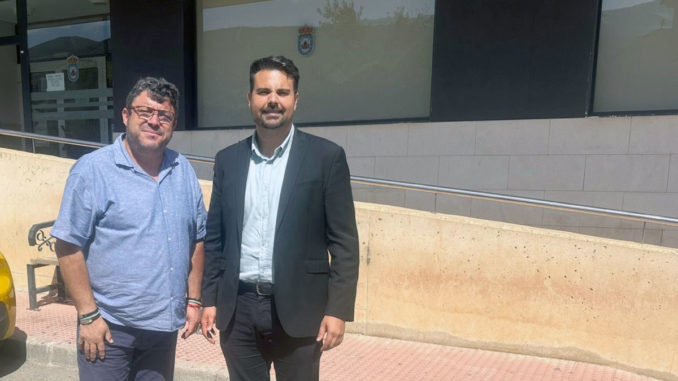 Rafael Montes y Mateo Hernández junto al centro de salud de Fiñana