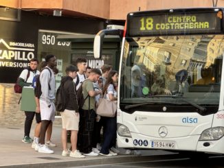 Estudiantes subiendo al bus