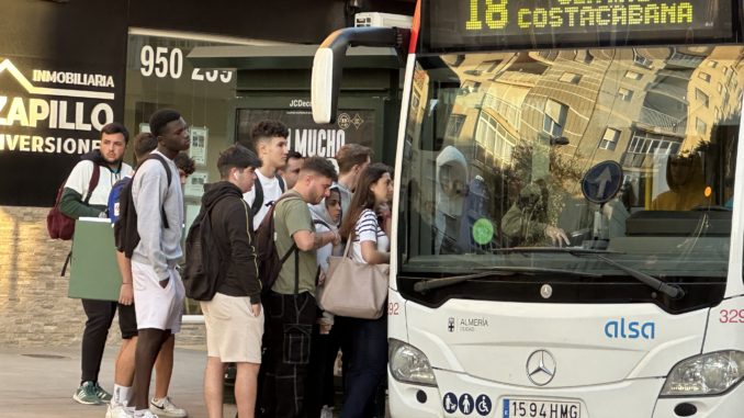 Estudiantes subiendo al bus