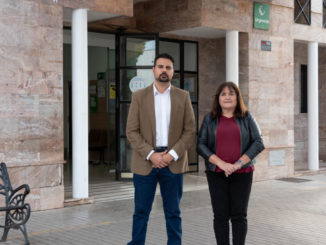 Mateo Hernández e Isabel Arévalo en la puerta del centro de salud de Berja