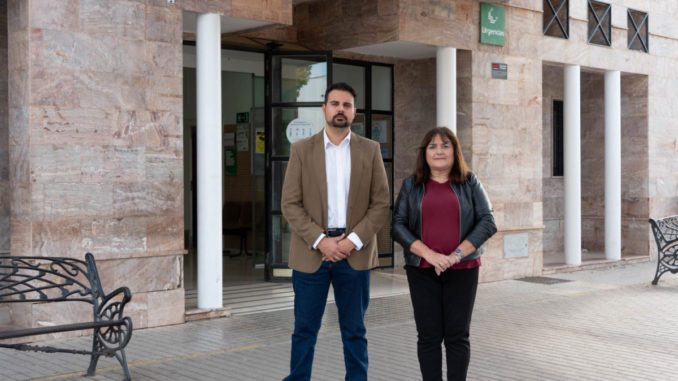 Mateo Hernández e Isabel Arévalo en la puerta del centro de salud de Berja