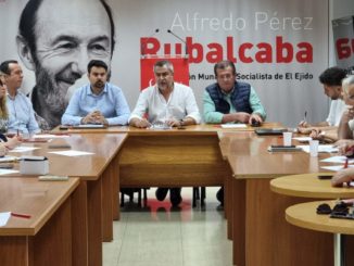 Juan Antonio Lorenzo preside la reunión con dirigentes socialistas, en El Ejido