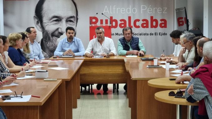 Juan Antonio Lorenzo preside la reunión con dirigentes socialistas, en El Ejido