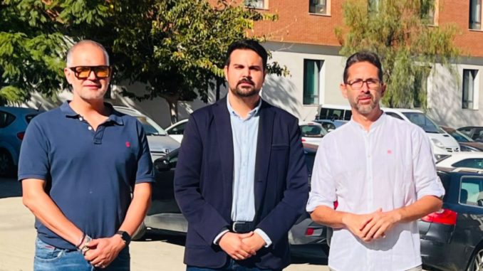 Ginés Egea Parra, Mateo Hernández y Esteban Requena, junto al solar para el centro de salud de Huércal Overa