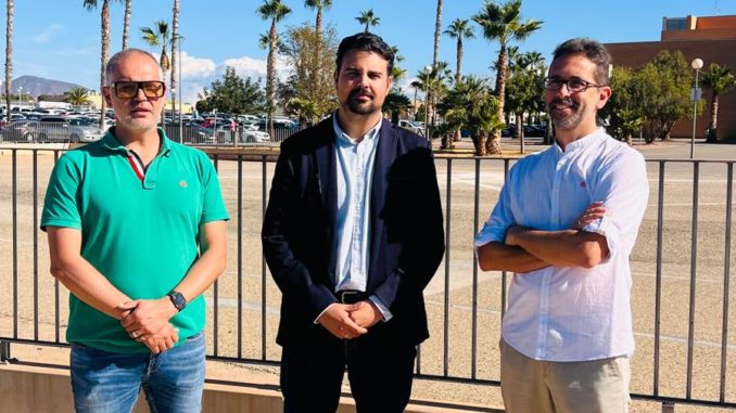 Ginés Egea Parra, Mateo Hernández y Esteban Requena, junto al Hospital La Inmaculada, de Huércal-Overa