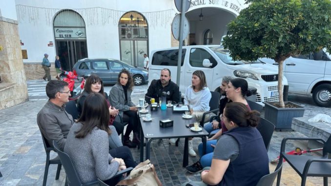 Sánchez Teruel e Isabel Arévalo junto a representantes del AMPA Carmen de Burgos