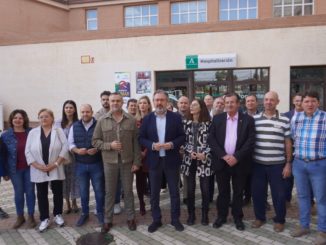 Juan Espadas junto a socialistas en la puerta de Hospital de Poniente