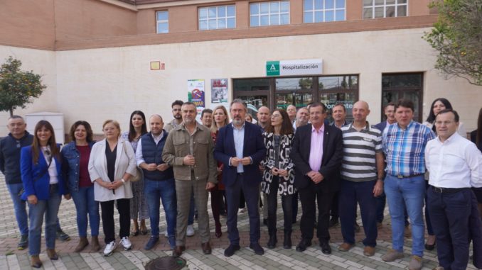 Juan Espadas junto a socialistas en la puerta de Hospital de Poniente