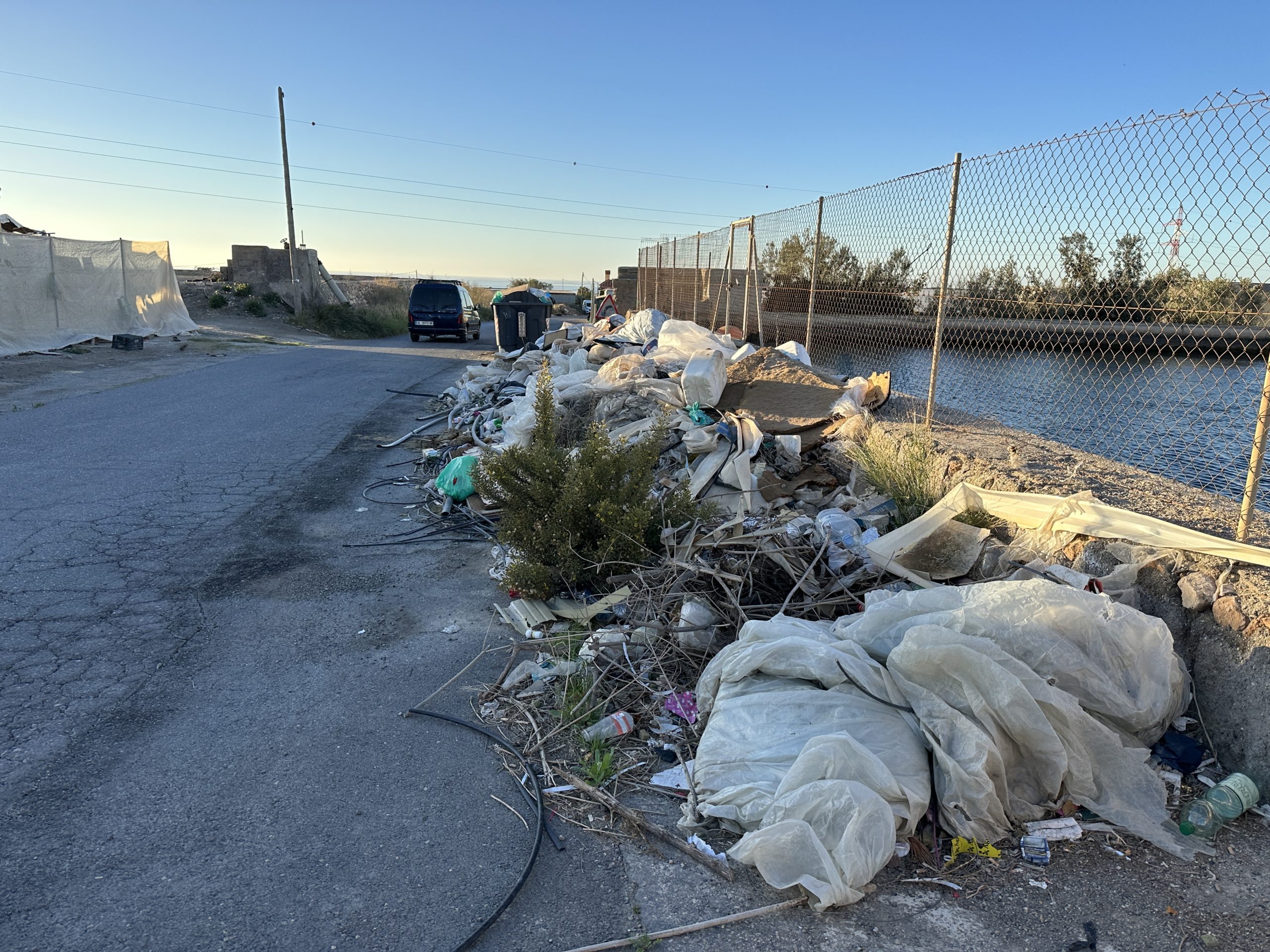 ALMERÍA. Los montones de plásticos de invernadero campan a sus anchas por los caminos rurales de la capital