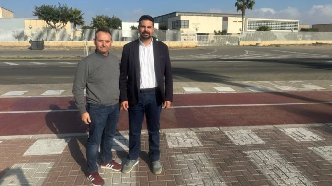 José Fernández y Mateo Hernández junto a la desaladora de Almería