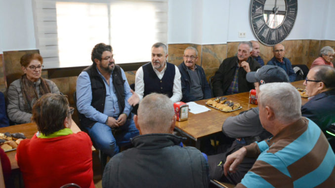 Juan Antonio Lorenzo y Rafael Montes junto a un grupo de personas mayores de la localidad